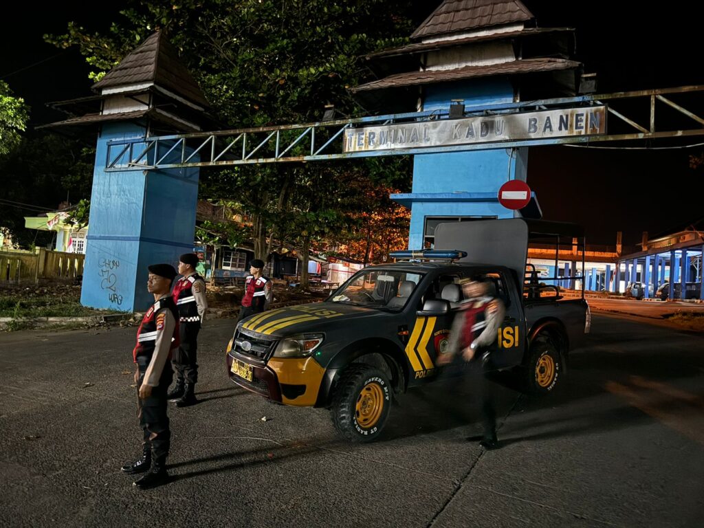 Sat Samapta Polres Pandeglang Cegah Premanisme di Terminal Kadubanen dengan Blue Light Patrol 4 WhatsApp Image 2024 08 27 at 05.57.47 1