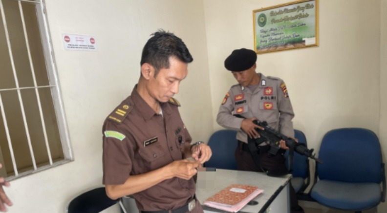 Pengawalan Tahanan oleh Sat Samapta Polres Pandeglang: Jamin Keamanan Usai Sidang di Pengadilan Negeri Pandeglang 1 WhatsApp Image 2024 08 27 at 11.02.14