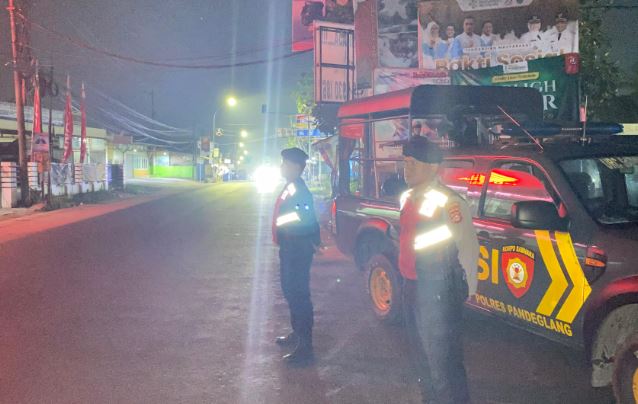 Sat Samapta Polres Pandeglang Gelar Strong Point Malam Hari di Persimpangan Cipacung untuk Lancarkan Arus Balik Akhir Pekan 8 sp.2