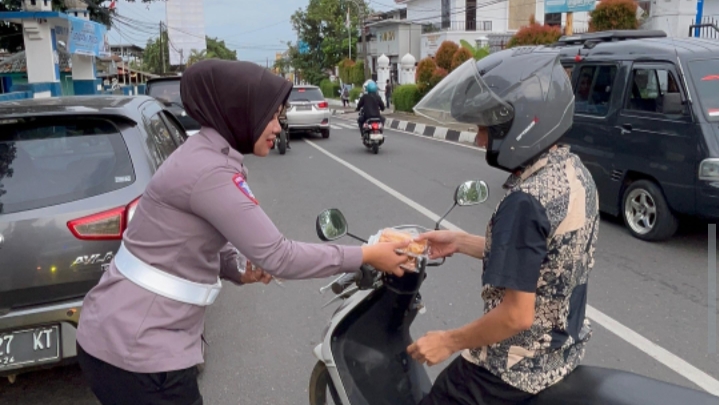 Satlantas Polres Pandeglang Bagikan Takjil untuk Pengguna Jalan di Alun-Alun Pandeglang 2 IMG 20250319 175820