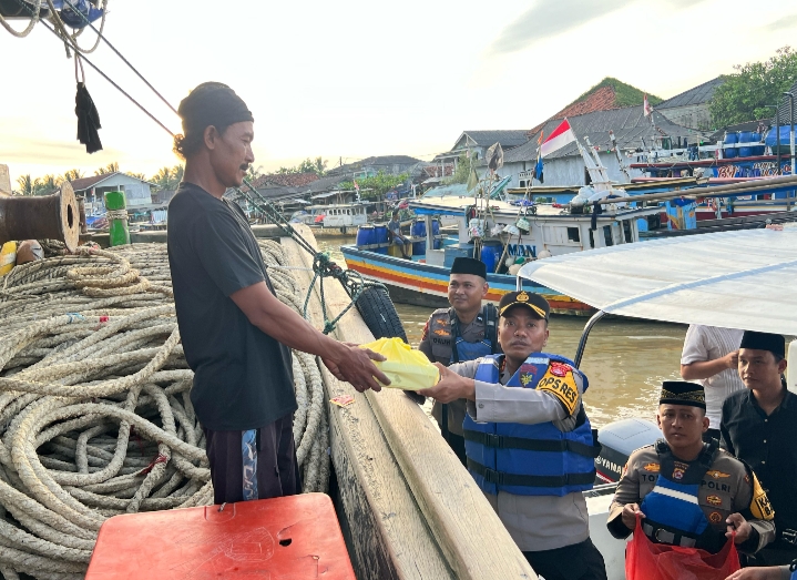 Kapolres Pandeglang Gelar Safari Ramadhan di Mako Satpolair dan Bagikan Takjil kepada Nelayan 2 IMG 20250321 221929