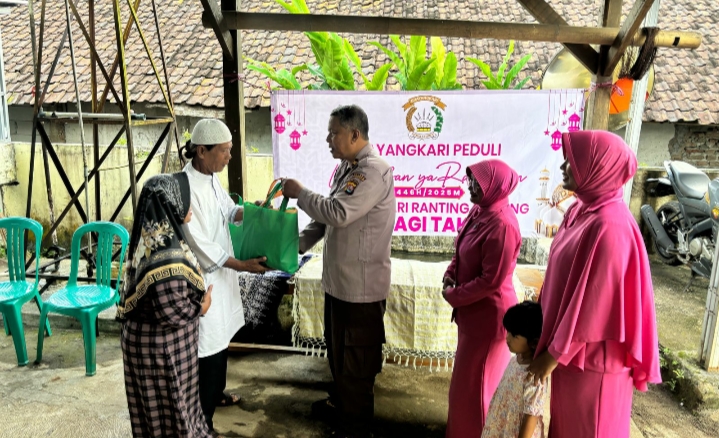 Polsek Bojong Polres Pandeglang Gelar Bakti Sosial, Salurkan Sembako untuk Warga 6 IMG 20250324 212007