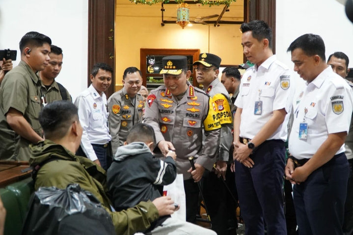 Tinjau Stasiun Tugu DIY, Kapolri : Mudik Gunakan Kereta Api Bisa Jadi Alternatif 6 IMG 20250329 084142
