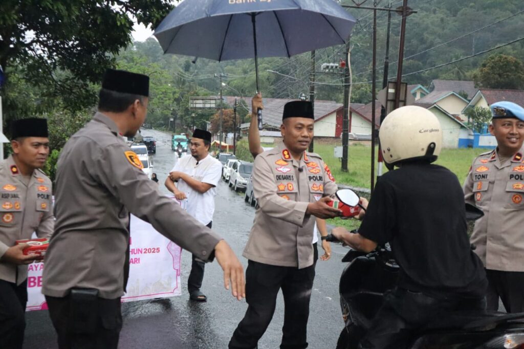 Kapolres Pandeglang AKBP Oki Bagus Setiaji Bagikan Takjil kepada Warga di Pulosari 10 WhatsApp Image 2025 03 17 at 19.25.09