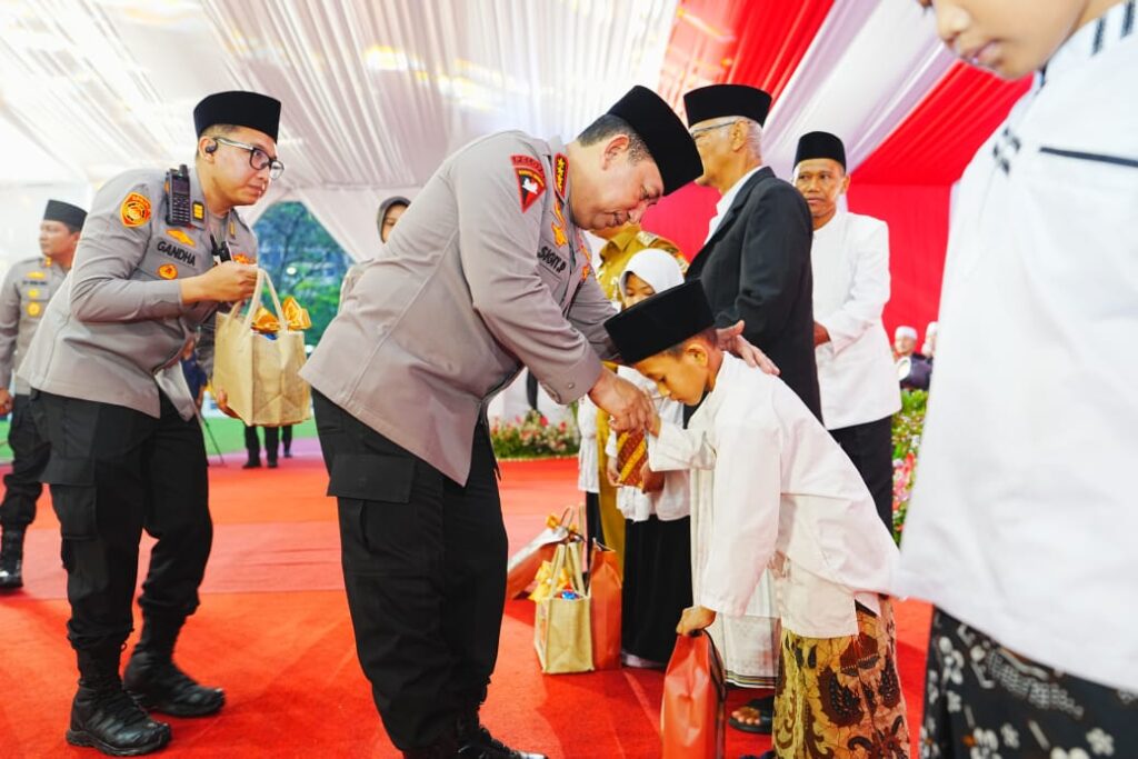 Kapolri Safari Ramadan ke Jawa Tengah, Jalin Silaturahmi dengan Tokoh Ulama Setempat 10 WhatsApp Image 2025 03 19 at 21.25.20