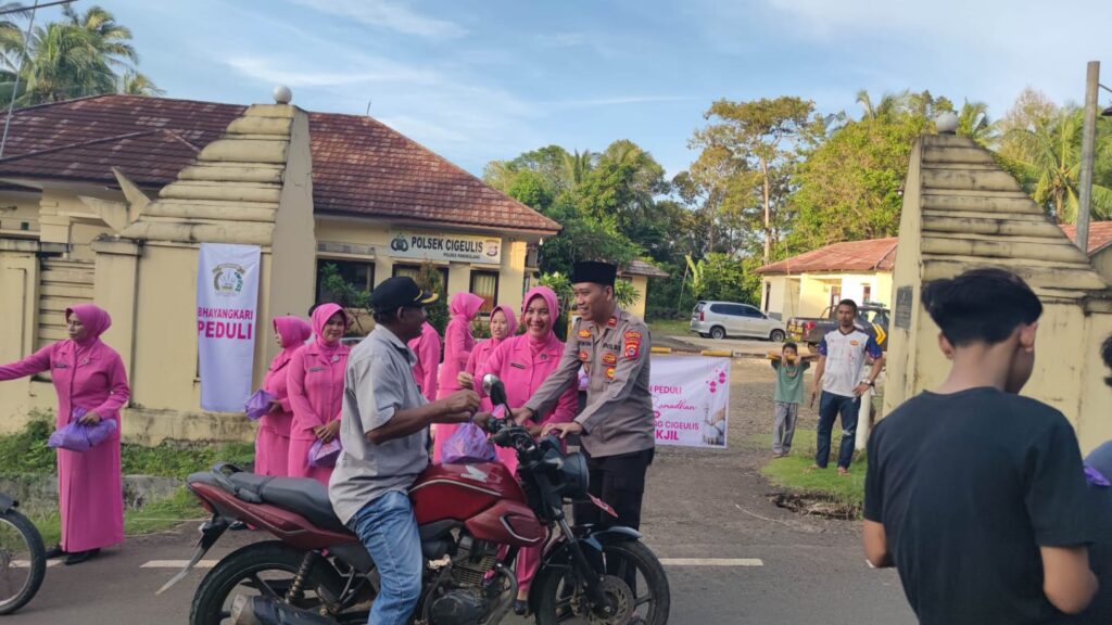 Kapolres Pandeglang AKBP Oki Bagus Setiaji Bersama Polsek Cigeulis dan Bhayangkari Gelar Berbagi Takjil 9 WhatsApp Image 2025 03 23 at 20.01.04