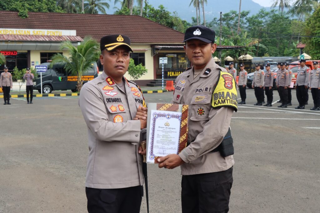 Bhabinkamtibmas Polsek Carita Aipda Sri Eka Bawantara Terima Penghargaan atas Dedikasi di Bidang Kemasyarakatan 8 WhatsApp Image 2025 03 24 at 09.15.20