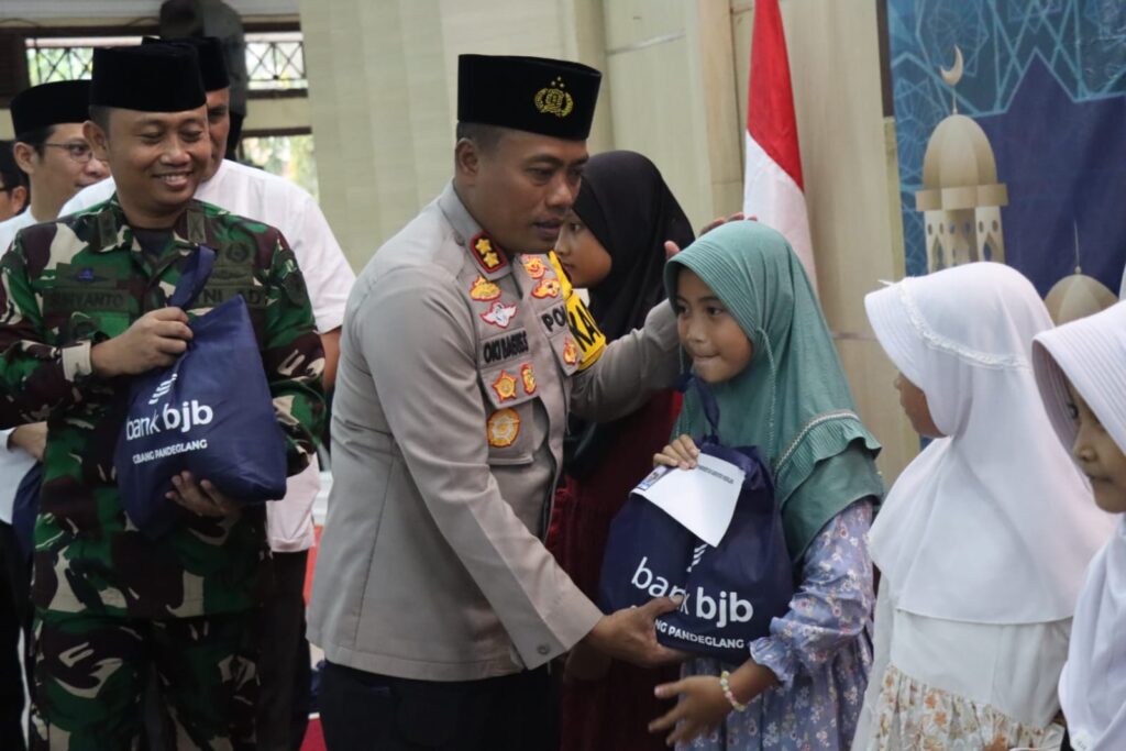 Kapolres Pandeglang Berikan Santunan Anak Yatim dalam Safari Ramadan di Pendopo Bupati 2 WhatsApp Image 2025 03 25 at 17.59.26