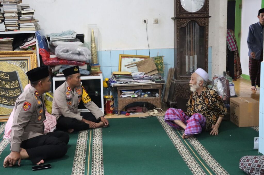 Kapolres Pandeglang Gelar Sambang Silaturahmi ke Tokoh Ulama di Cidahu 5 WhatsApp Image 2025 03 26 at 17.23.15