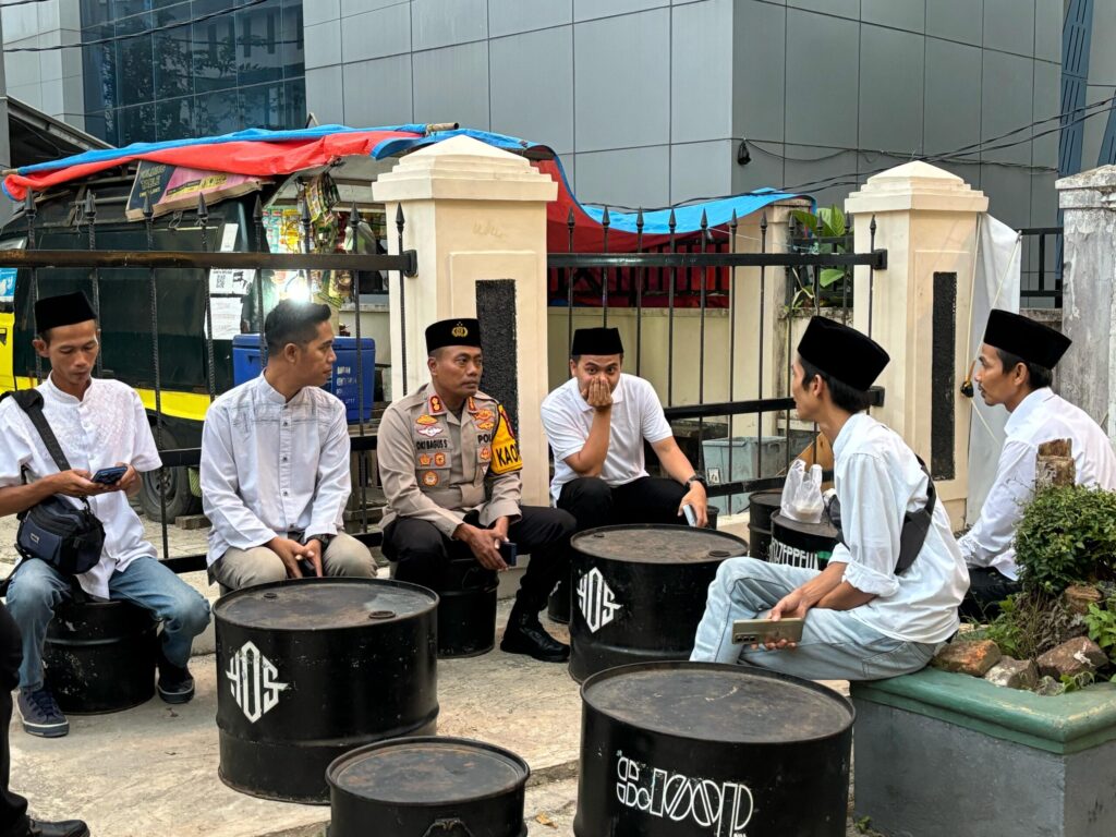 Kapolres Pandeglang AKBP Oki Bagus Setiaji Ngabuburit Bersama Wartawan Porwan di Pasar Kuliner 2 WhatsApp Image 2025 03 26 at 20.16.27 scaled