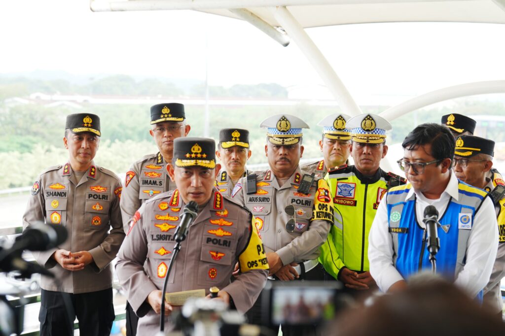 Tinjau Tol Cikampek, Kapolri Instruksikan Jajaran Beri Pelayanan Maksimal Jelang Puncak Arus Mudik Lebaran 1 WhatsApp Image 2025 03 28 at 17.55.18 scaled