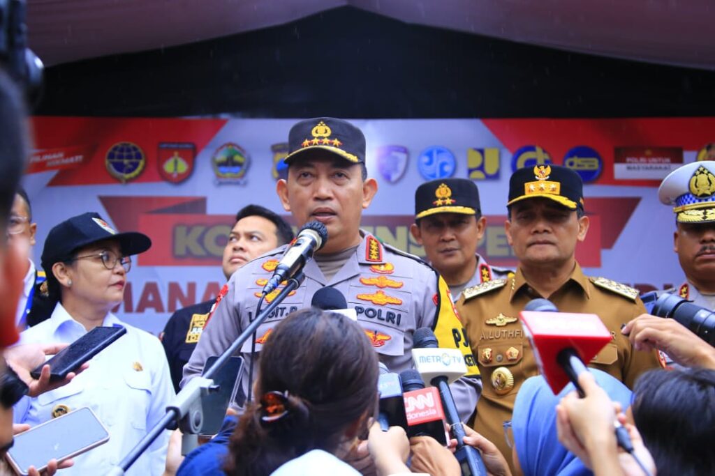 Tinjau Kalikangkung, Kapolri Tegaskan Rekayasa Lalin Efektif Bikin Arus Mudik Lancar 9 WhatsApp Image 2025 03 28 at 20.04.40