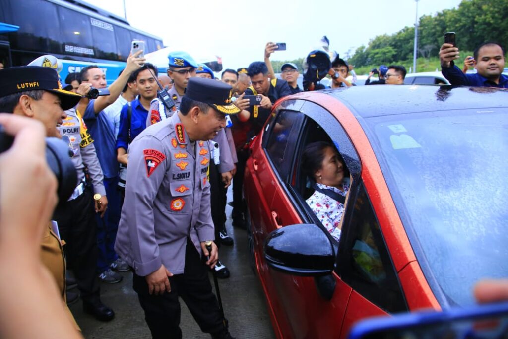 Kapolri Sapa Pemudik di Tol Kalikangkung, Sampaikan Pesan Utamakan Keselamatan 8 WhatsApp Image 2025 03 28 at 20.05.00