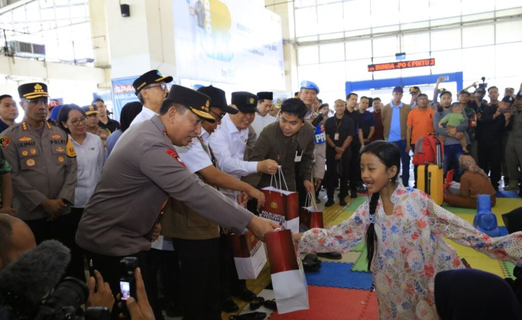 Tinjau Terminal Pulo Gebang, Kapolri Perintahkan Petugas Persiapkan Skema Rekayasa Lalu Lintas 7 bvcx