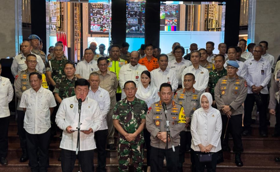 Wakapolri dan PJU Polri Laksanakan Salat Ied di Lapangan Bhayangkara 2 fgvbc