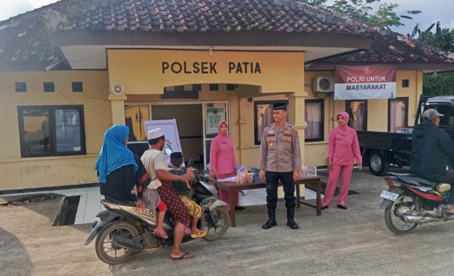Polsek Patia Polres Pandeglang Bagikan Takjil untuk Warga Jelang Berbuka Puasa 5 iuj