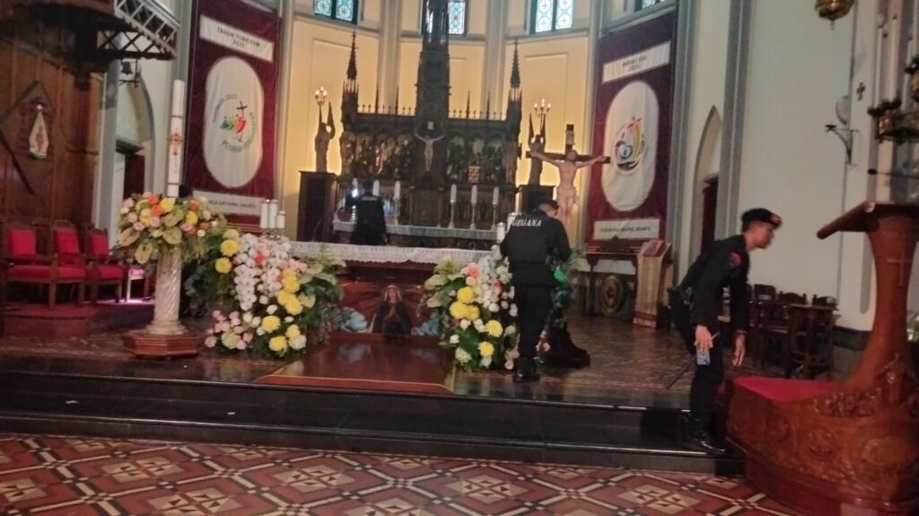 Polisi Amankan Ibadah Paskah di Gereja Katedral Jakarta 2 WhatsApp Image 2025 04 20 at 11.36.26