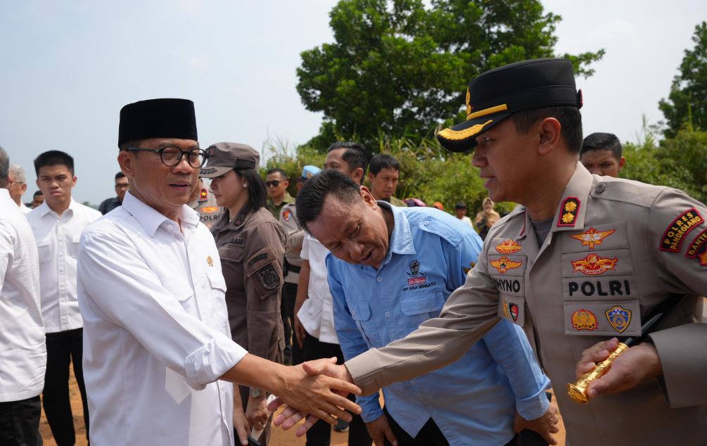 Kapolres Pandeglang Dampingi Wakapolda Banten Hadiri Pencanangan Desa Kartasana sebagai Desa Ekspor Ikan Mas Koki oleh Menko Bidang Pangan dan Mendes PDT 1 ghvb
