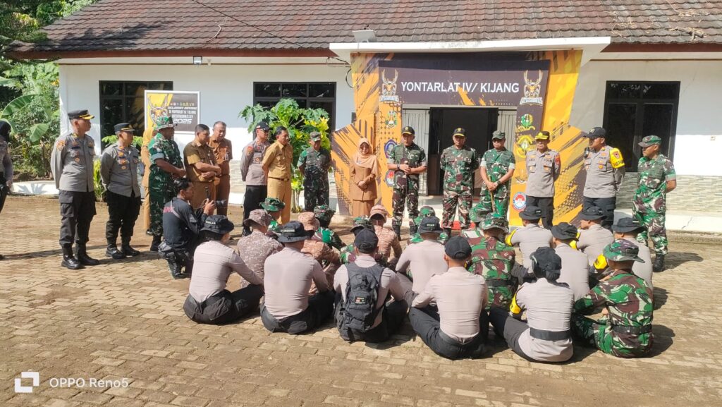 Kabag SDM Polres Pandeglang Dampingi Kunjungan Danjen Akademi TNI dalam Kegiatan Yontarlat IV/Kijang Latsitarda Nusantara XLV di Kecamatan Koroncong 3 WhatsApp Image 2025 06 16 at 11.29.01