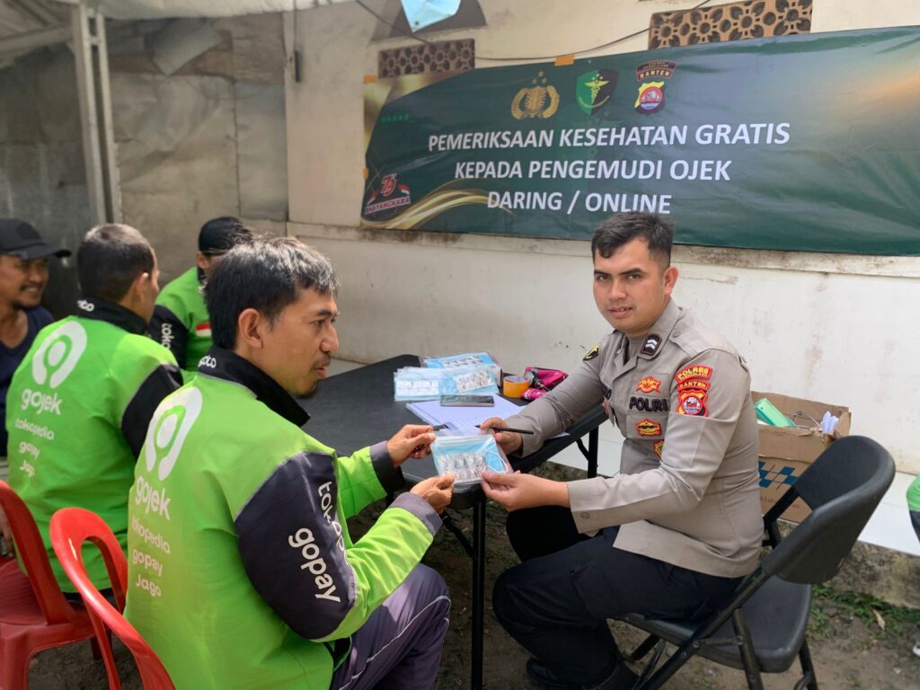HUT Bhayangkara ke-79, Sidokkes Polres Pandeglang Gelar Pemeriksaan Kesehatan Gratis untuk Pengemudi Ojek Daring 2 WhatsApp Image 2025 06 16 at 14.06.40