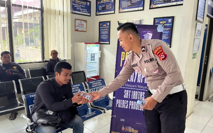 Satlantas Polres Pandeglang Gelar Kegiatan “Polantas Menyapa” Kepada Pemohon SIM 6 IMG 20251020 095154