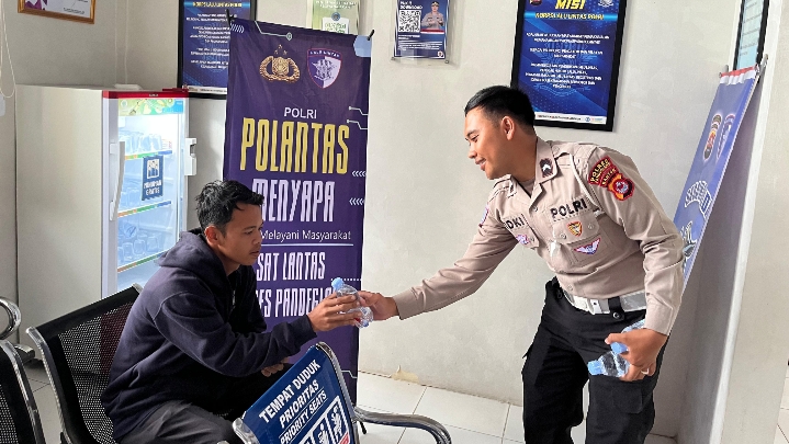 Satlantas Polres Pandeglang Gelar Kegiatan “POLANTAS MENYAPA” Berikan Pelayanan Prima Kepada Pemohon SIM 10 IMG 20251027 091435