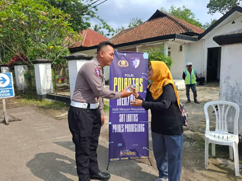 Satlantas Polres Pandeglang Gelar Pelayanan Prima Melalui Program “Polantas Menyapa” 7 MConverter.eu WhatsApp Image 2025 10 18 at 09.11.38