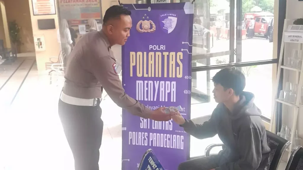 Satlantas Polres Pandeglang Laksanakan Kegiatan “Polantas Menyapa” Berikan Pelayanan Prima kepada Pemohon SIM 3 MConverter.eu WhatsApp Image 2025 10 21 at 09.09.26 1