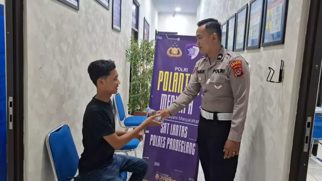 Satlantas Polres Pandeglang Berikan Layanan Prima Kepada Pemohon SIM Melalui Kegiatan “Polantas Menyapa” 9 MConverter.eu WhatsApp Image 2025 10 28 at 08.42.39