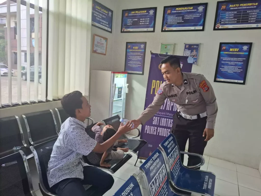 Satlantas Polres Pandeglang Berikan Pelayanan Prima Kepada Pemohon SIM dalam Kegiatan “Polantas Menyapa” 8 MConverter.eu WhatsApp Image 2025 10 29 at 10.56.18