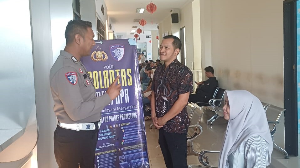 Satlantas Polres Pandeglang Berikan Pelayanan Prima Kepada Pemohon Sim dalam Program “Polantas Menyapa” 1 WhatsApp Image 2025 10 25 at 09.00.21
