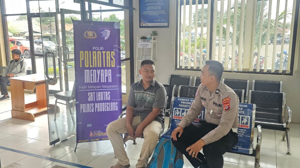 Satlantas Polres Pandeglang Berikan Pelayanan Prima Kepada Masyarakat Pemohon SIM di Satpas Polres Pandeglang 7 WhatsApp Image 2025 10 30 at 10.50.41