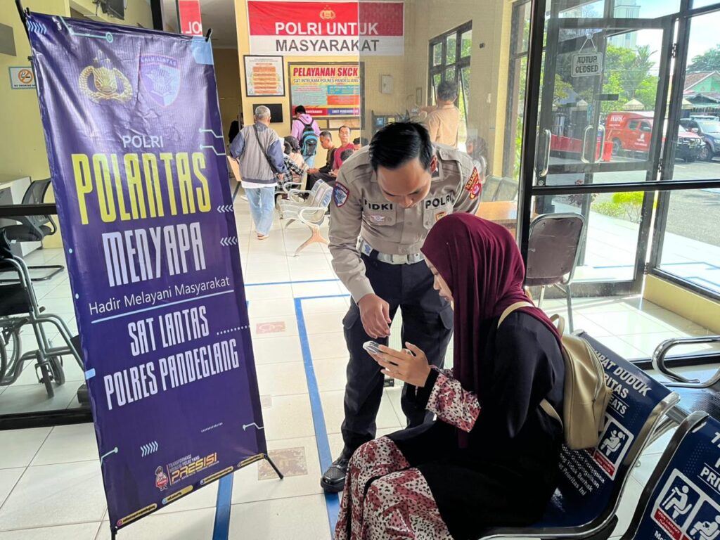 Satlantas Polres Pandeglang Laksanakan Program “Polantas Menyapa” dengan Pelayanan Prima Kepada Pemohon SIM 6 WhatsApp Image 2025 10 31 at 08.40.12