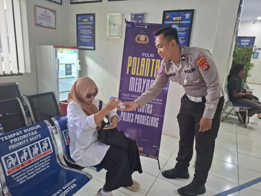 Satlantas Polres Pandeglang Berikan Pelayanan Prima kepada Pemohon SIM Guna Terapkan Program “Polantas Menyapa” 4 WhatsApp Image 2025 10 29 at 10.56.19