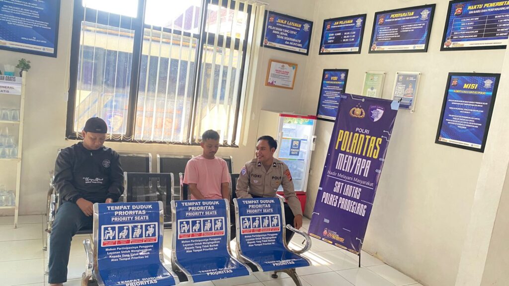 Satlantas Polres Pandeglang Layani Pemohon SIM dengan Prima dalam Kegiatan “Polantas Menyapa” 5 WhatsApp Image 2025 11 01 at 08.35.52