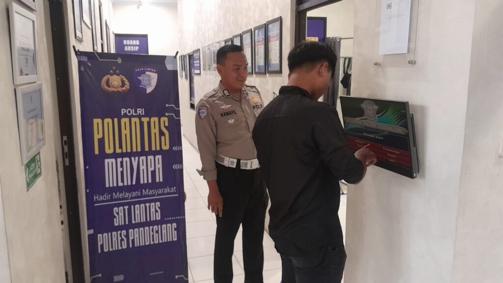 Satlantas Polres Pandeglang Gelar Pelayanan Prima Kepada Pemohon Sim Melalui Program “Polantas Menyapa” 3 WhatsApp Image 2025 11 04 at 10.28.21