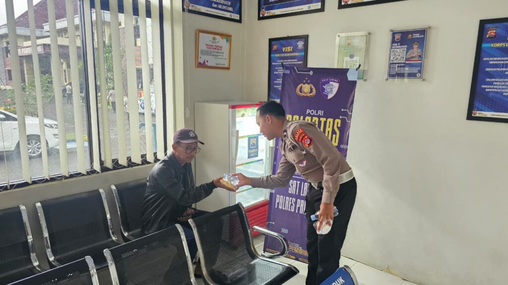 Satlantas Polres Pandeglang Laksanakan Pelayanan Prima kepada Pemohon SIM di Satpas Polres Pandeglang 2 WhatsApp Image 2025 11 05 at 09.20.34