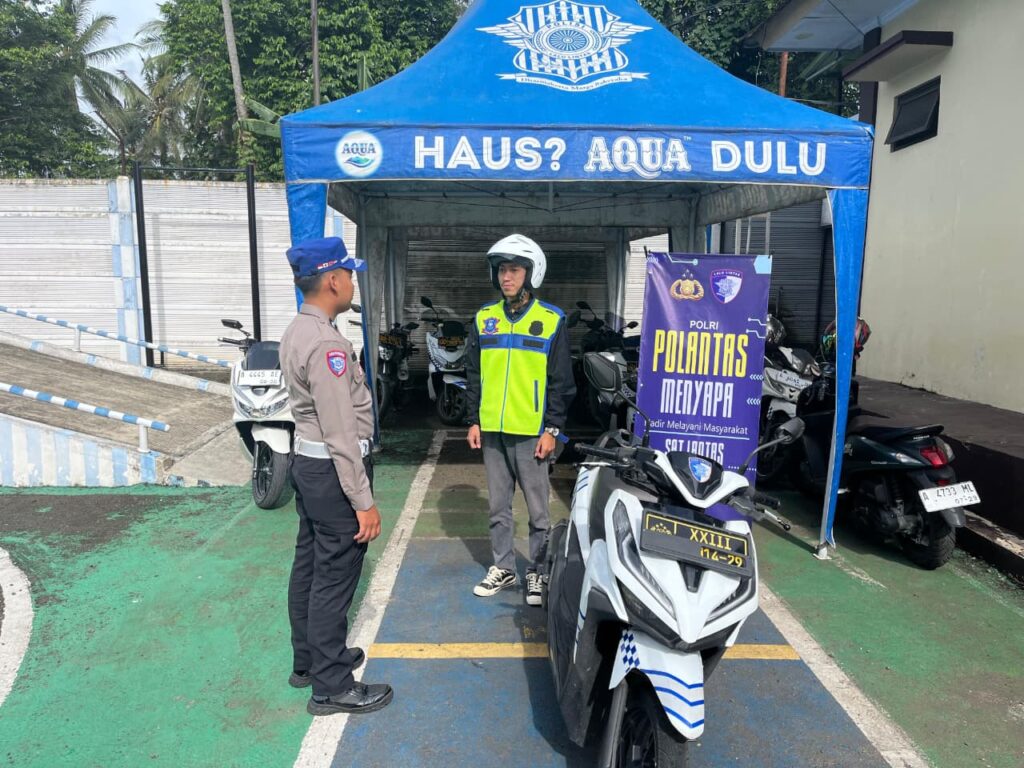 Satlantas Polres Pandeglang Berikan Pelayanan Prima kepada Pemohon Sim dalam Kegiatan “Polantas Menyapa” 1 WhatsApp Image 2025 11 06 at 08.22.35