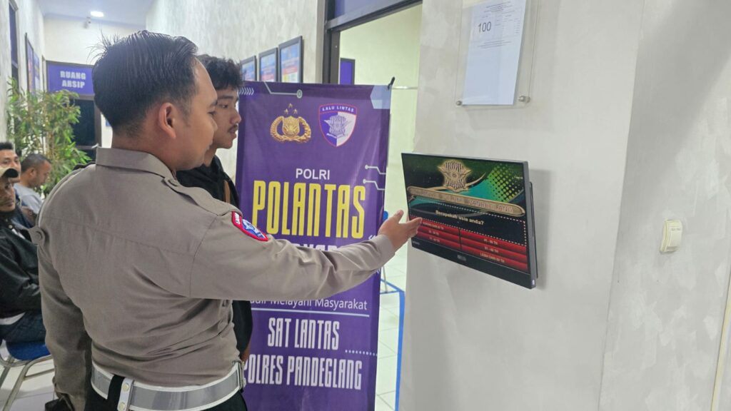 Satlantas Polres Pandeglang Gelar Pelayanan Prima Melalui Program Polantas Menyapa di Satpas 6 WhatsApp Image 2026 01 06 at 08.49.10