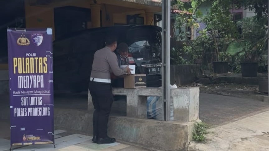 Satlantas Polres Pandeglang Gelar Jumat Berkah dalam Program Polantas Menyapa 3 WhatsApp Image 2026 01 09 at 08.56.19